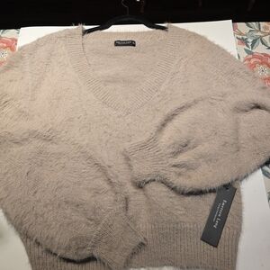 Exquisite Beige V-Neck Sweater by Emerson Lang XL